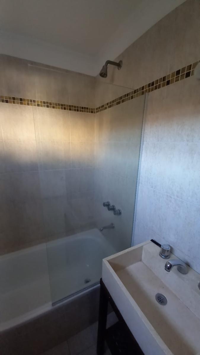 Excelente monoambiente con cochera cubierta, muy buen estado. Villa Luzuriaga — foto 9