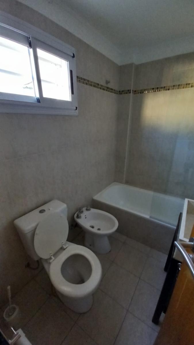 Excelente monoambiente con cochera cubierta, muy buen estado. Villa Luzuriaga — foto 12