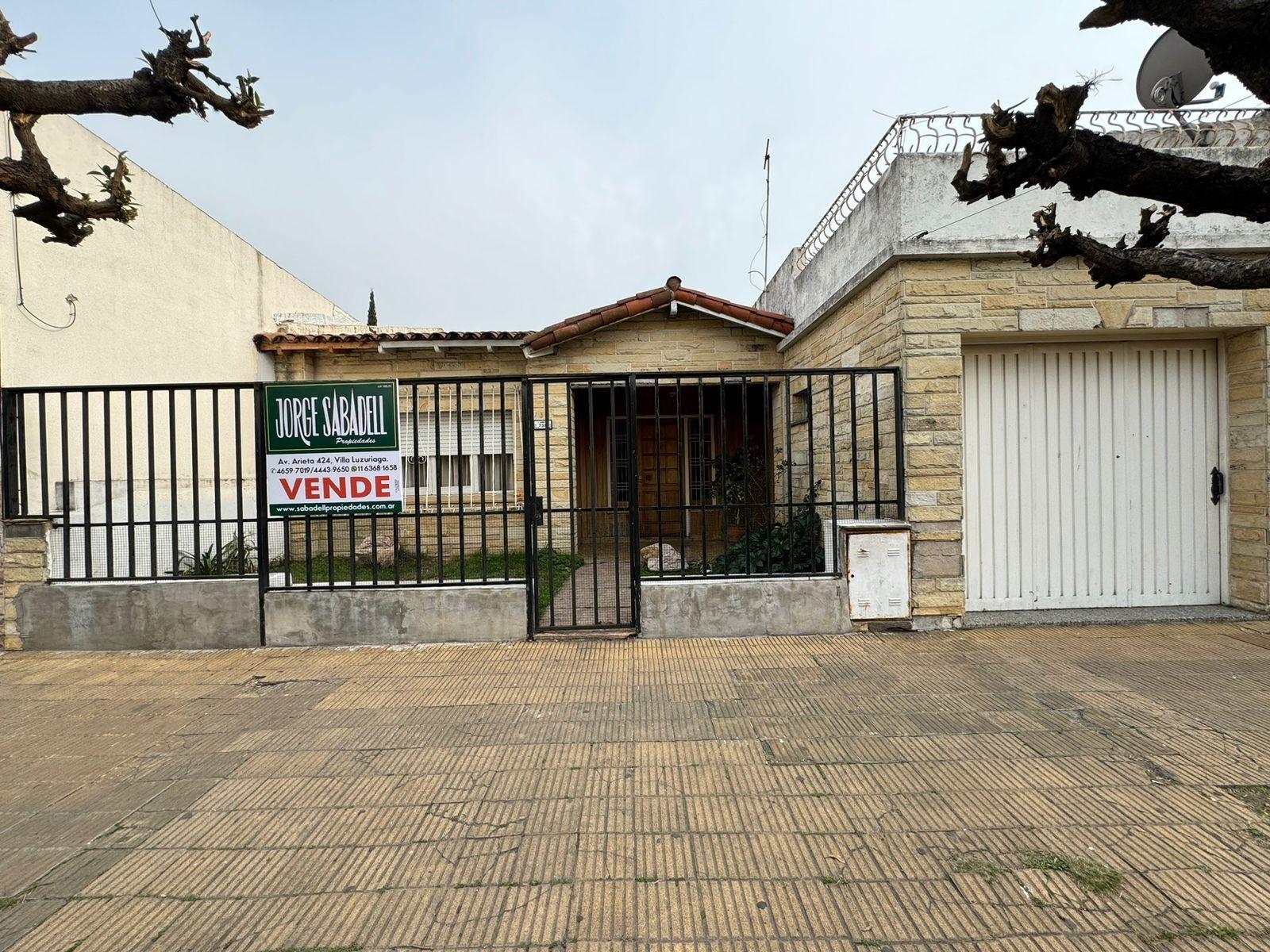 CHALET DE 3 AMBIENTES SOBRE AV. ARIETA CON GARAGE, FONDO CON LAVADERO Y PARRILLA. SOBRE LOTE DE 10 X 22. VILLA LUZURIAGA