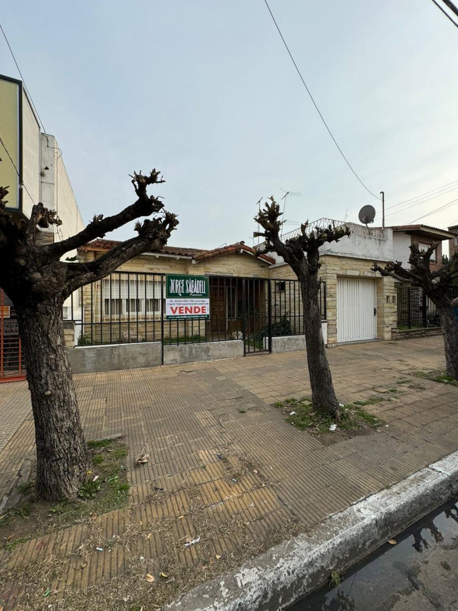 CHALET DE 3 AMBIENTES SOBRE AV. ARIETA CON GARAGE, FONDO CON LAVADERO Y PARRILLA. SOBRE LOTE DE 10 X 22. VILLA LUZURIAGA — foto 2