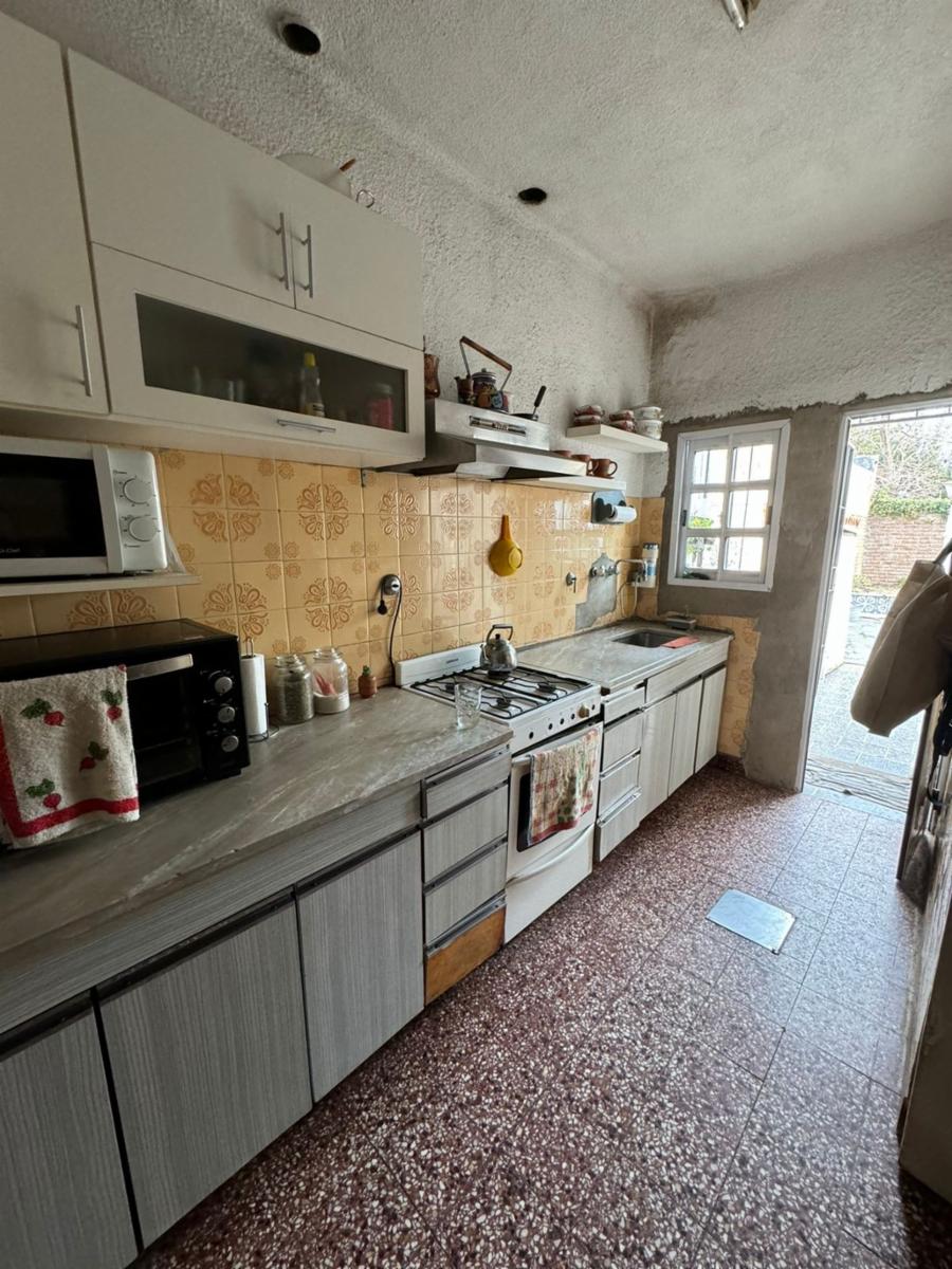 CHALET DE 3 AMBIENTES SOBRE AV. ARIETA CON GARAGE, FONDO CON LAVADERO Y PARRILLA. SOBRE LOTE DE 10 X 22. VILLA LUZURIAGA — foto 7