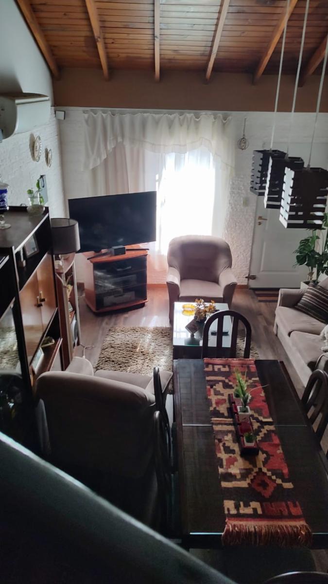 Chalet de 5 ambientes con garage y fondo libre, sobre lote de 10 x 28. Muy buen estado — foto 3