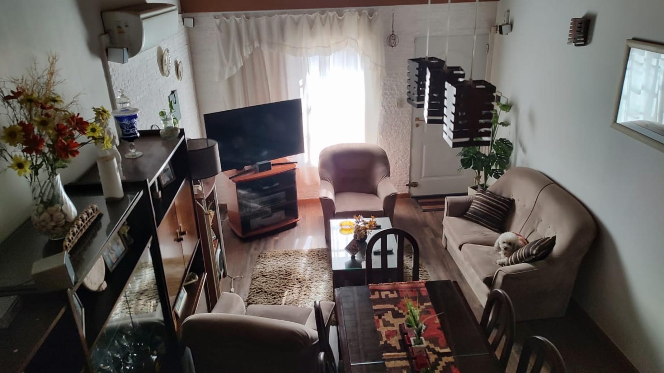 Chalet de 5 ambientes con garage y fondo libre, sobre lote de 10 x 28. Muy buen estado — foto 4