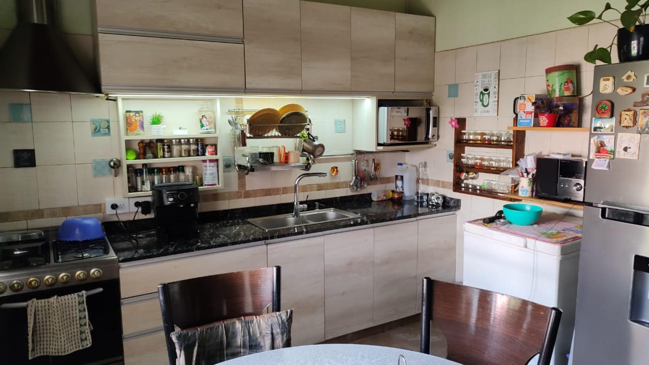 Chalet de 5 ambientes con garage y fondo libre, sobre lote de 10 x 28. Muy buen estado — foto 5