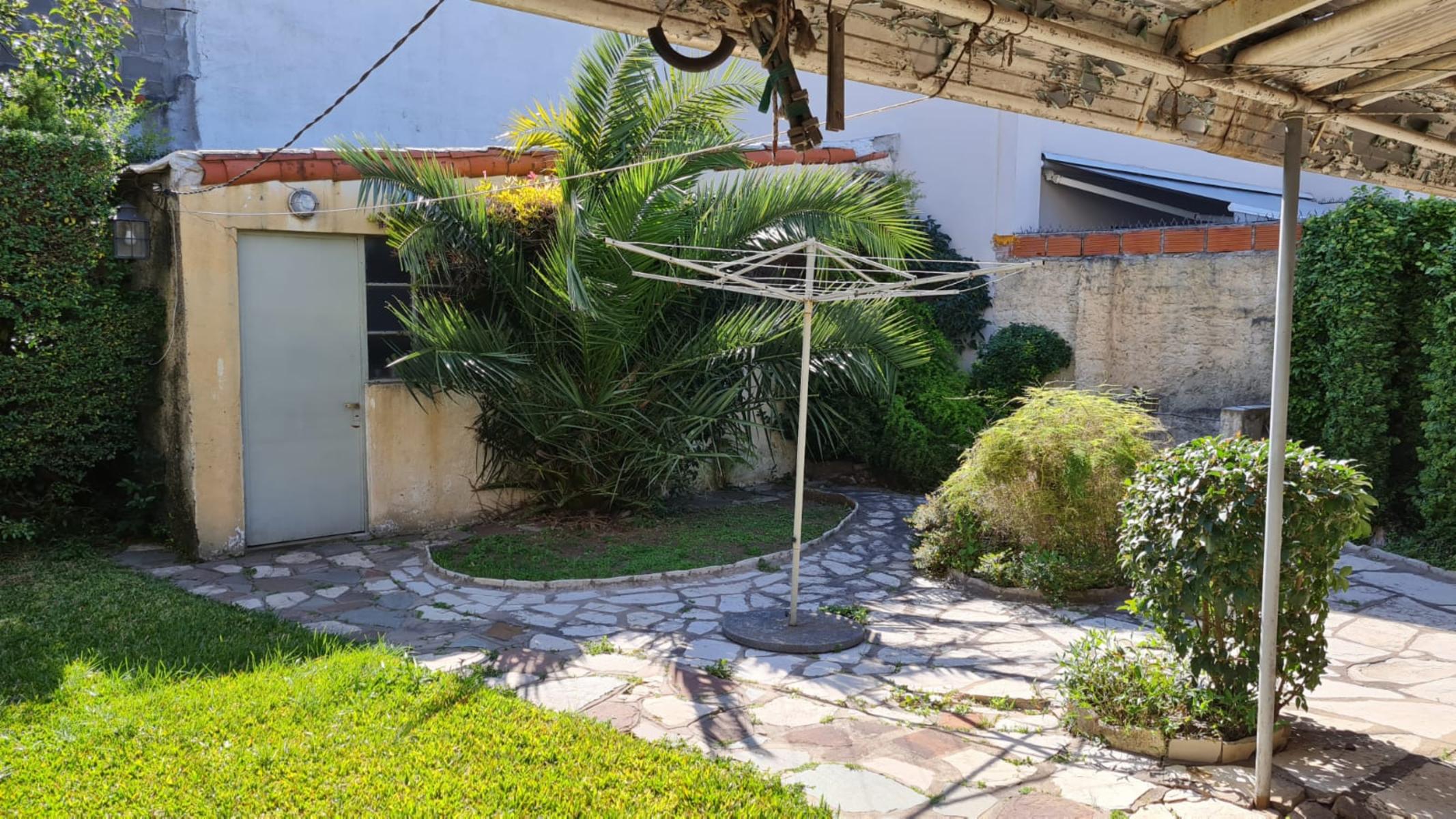 CHALET DE 4 AMBIENTES CON COCHERA Y FONDO LIBRE