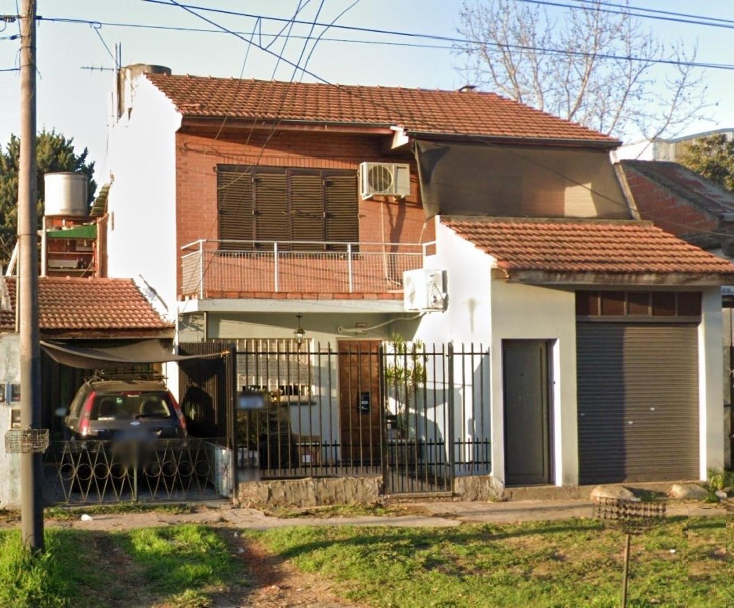 CASA S/AVENIDA CON LOCAL Y DOS DEPTOS + AMPLIO FONDO