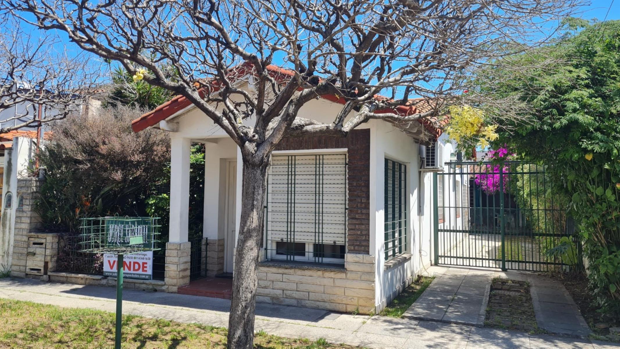 EXCELENTE CHALET DE 3 AMBIENTES CON COCHERA Y FONDO LIBRE CON PILETA. NUEVO VALOR