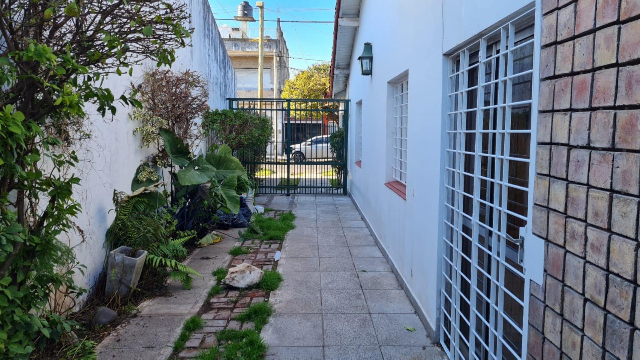 EXCELENTE CHALET DE 3 AMBIENTES CON COCHERA Y FONDO LIBRE CON PILETA. NUEVO VALOR — foto 2