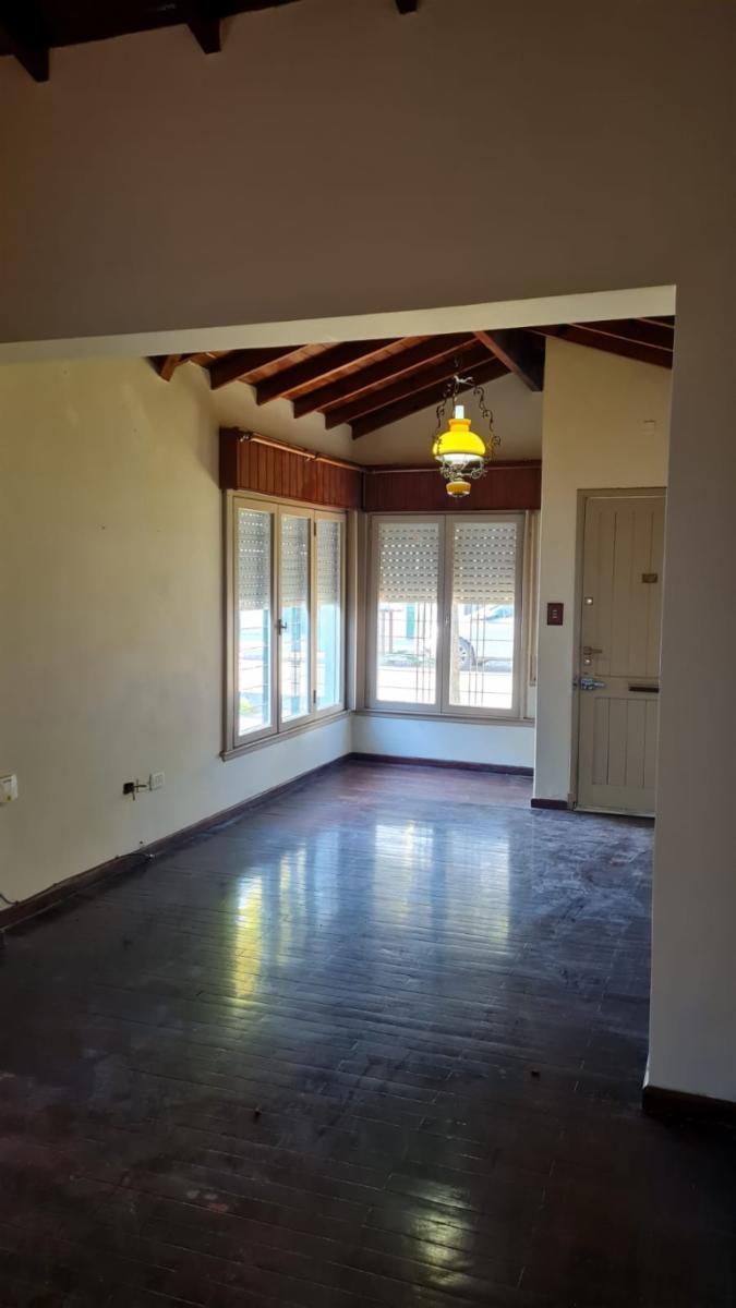 EXCELENTE CHALET DE 3 AMBIENTES CON COCHERA Y FONDO LIBRE CON PILETA. NUEVO VALOR — foto 4