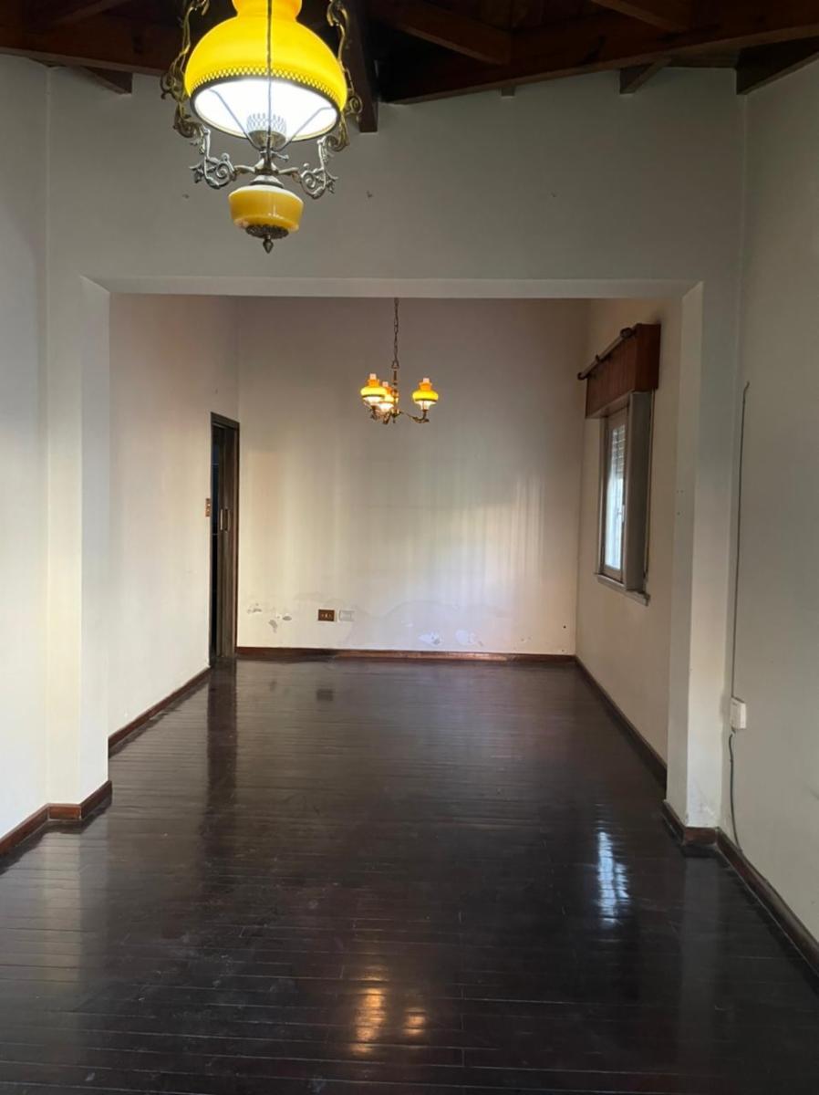 EXCELENTE CHALET DE 3 AMBIENTES CON COCHERA Y FONDO LIBRE CON PILETA. NUEVO VALOR — foto 5