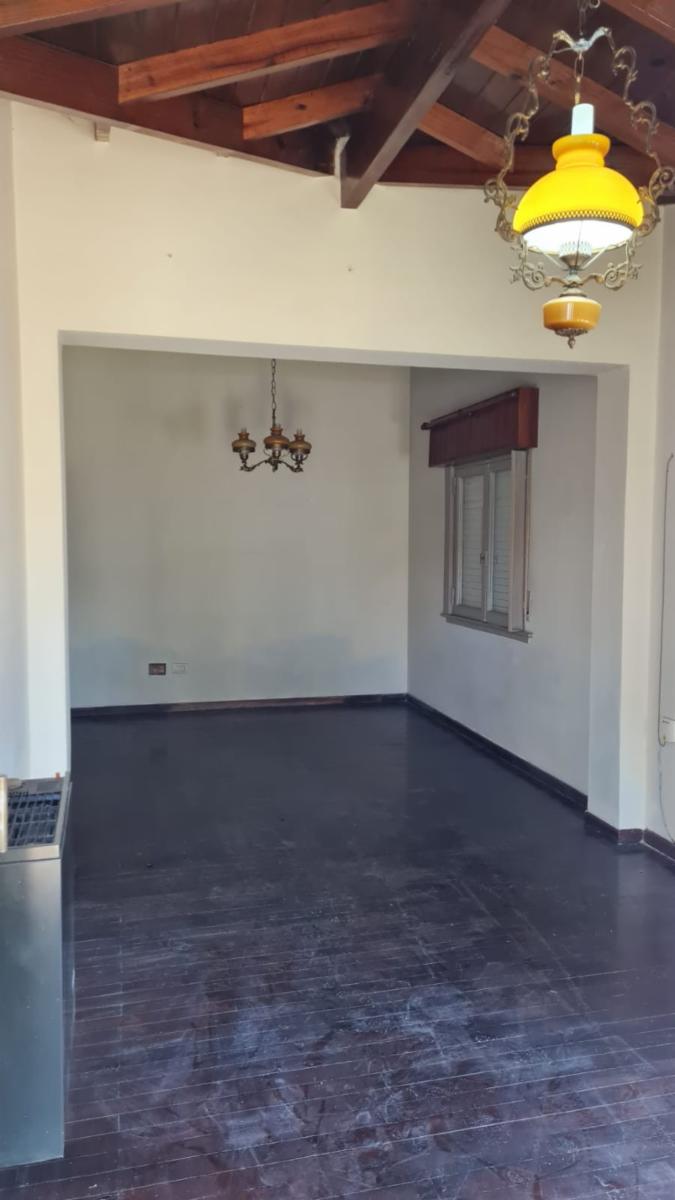EXCELENTE CHALET DE 3 AMBIENTES CON COCHERA Y FONDO LIBRE CON PILETA. NUEVO VALOR — foto 6
