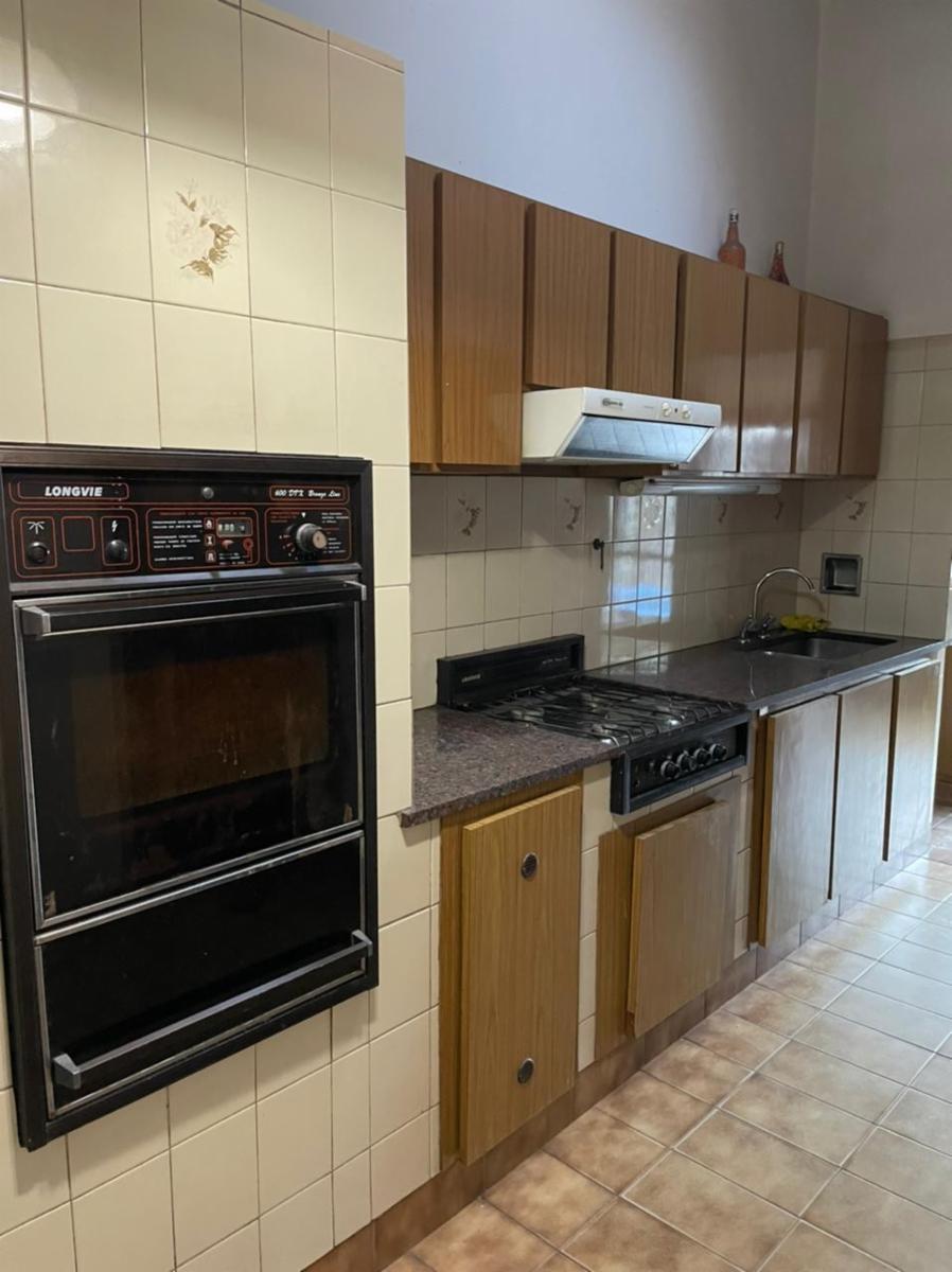 EXCELENTE CHALET DE 3 AMBIENTES CON COCHERA Y FONDO LIBRE CON PILETA. NUEVO VALOR — foto 7