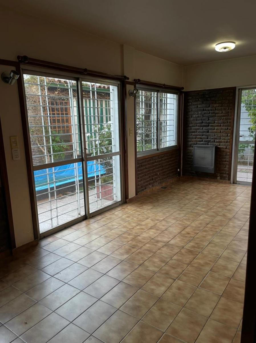 EXCELENTE CHALET DE 3 AMBIENTES CON COCHERA Y FONDO LIBRE CON PILETA. NUEVO VALOR — foto 11