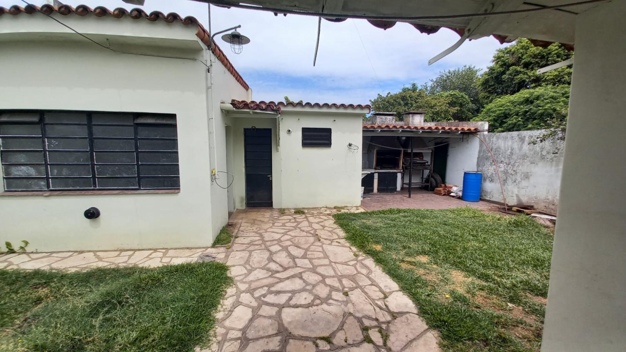 Chalet tejas colonial de 3 ambientes con garaje y fondo libre con parrilla — foto 2