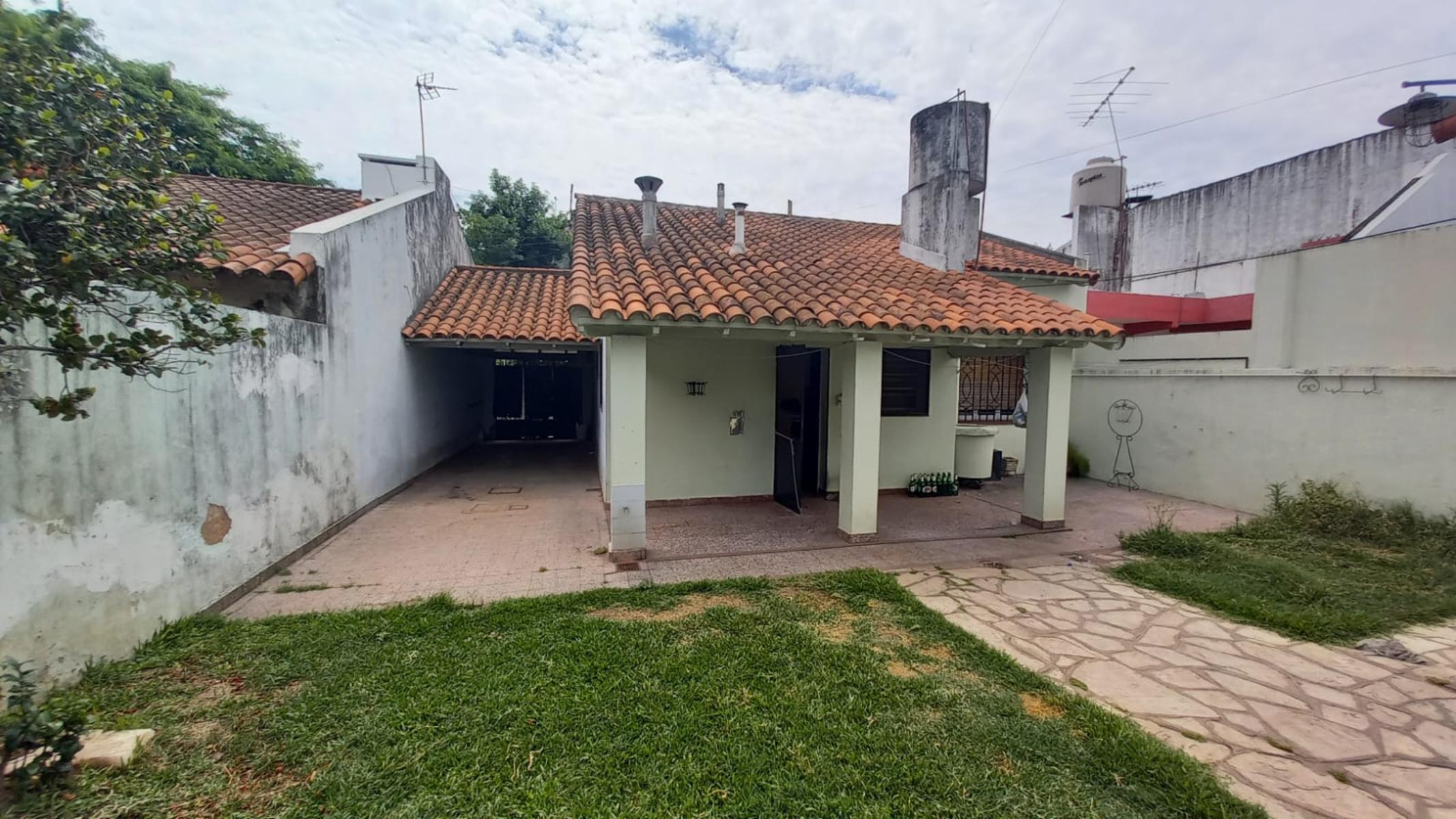 Chalet tejas colonial de 3 ambientes con garaje y fondo libre con parrilla — foto 3