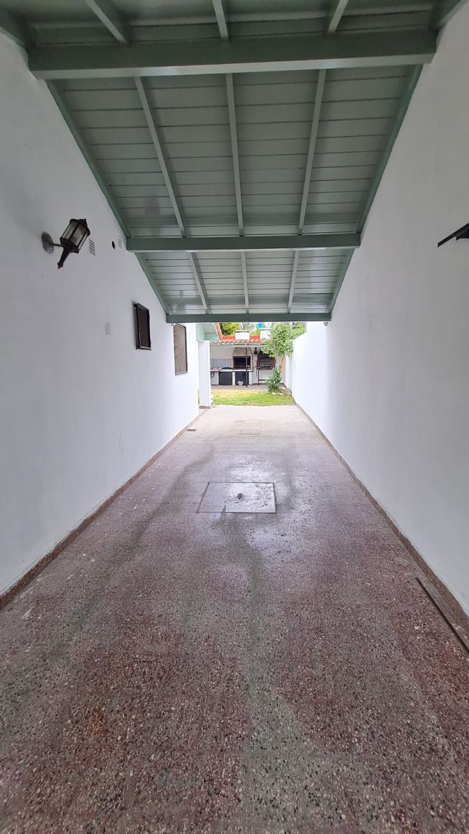 Chalet tejas colonial de 3 ambientes con garaje y fondo libre con parrilla — foto 4