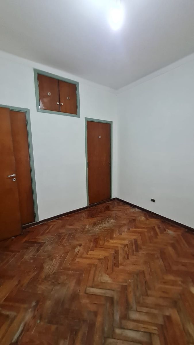 Chalet tejas colonial de 3 ambientes con garaje y fondo libre con parrilla — foto 5