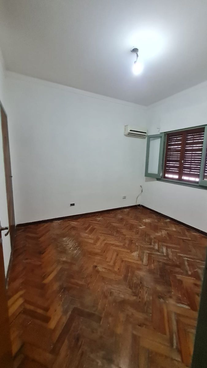 Chalet tejas colonial de 3 ambientes con garaje y fondo libre con parrilla — foto 6