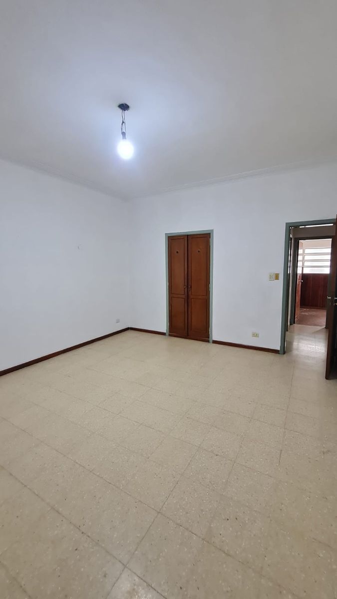 Chalet tejas colonial de 3 ambientes con garaje y fondo libre con parrilla — foto 7