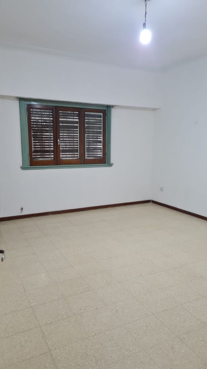 Chalet tejas colonial de 3 ambientes con garaje y fondo libre con parrilla — foto 8