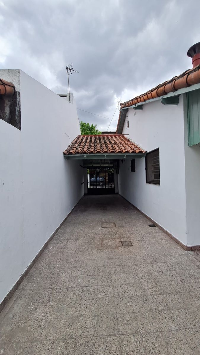 Chalet tejas colonial de 3 ambientes con garaje y fondo libre con parrilla — foto 10
