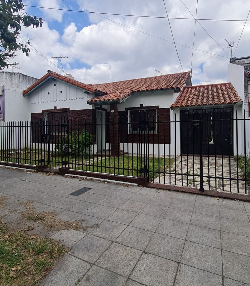 Chalet tejas colonial de 3 ambientes con garaje y fondo libre con parrilla — foto 15