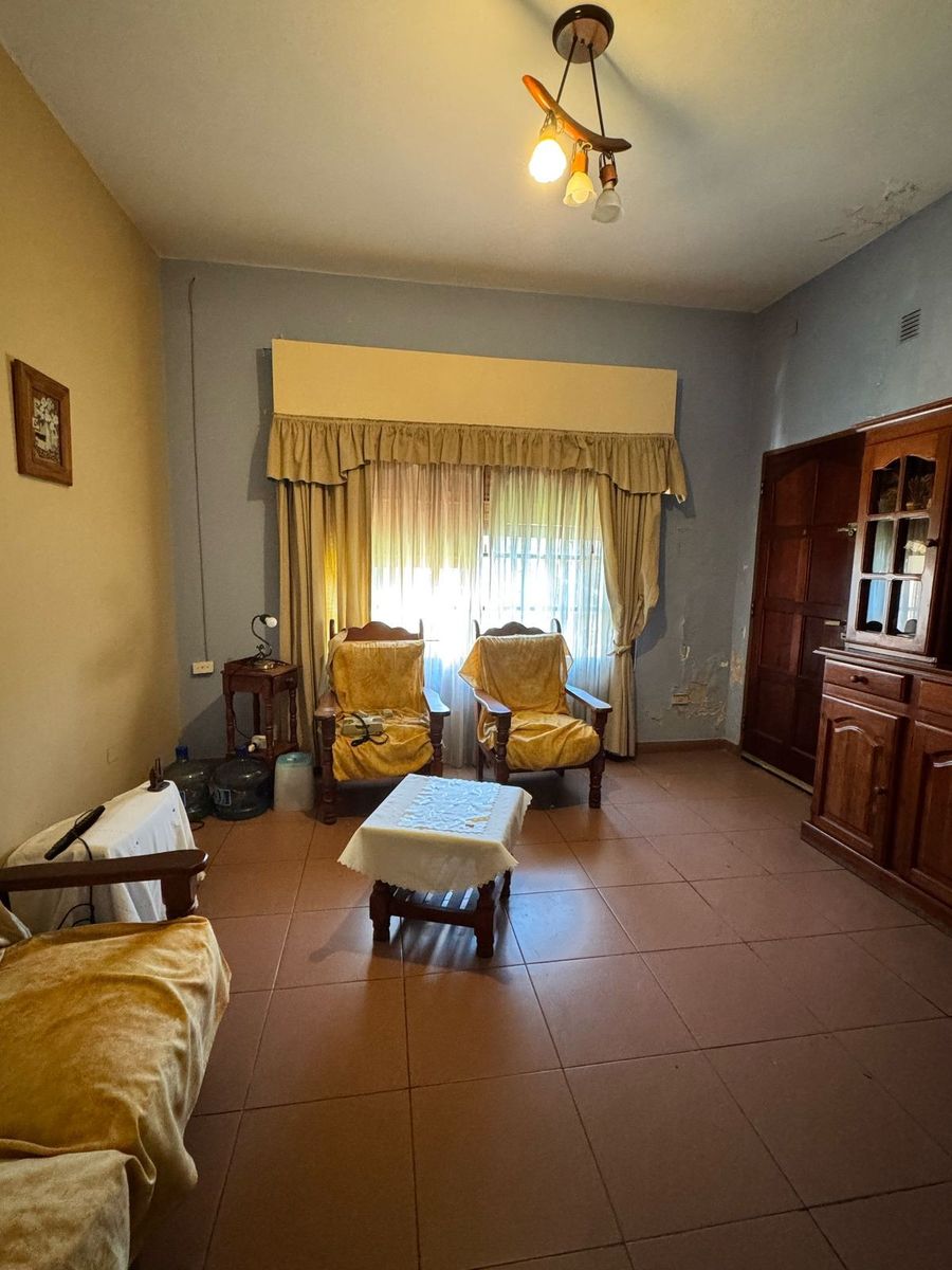 Casa americana 3 ambientes con jardín, garage cubierto, quincho yampliofondo con cuarto de herramientas. Excelente propiedad,ubicacióninmejorable a metros de Av. Arieta — foto 2