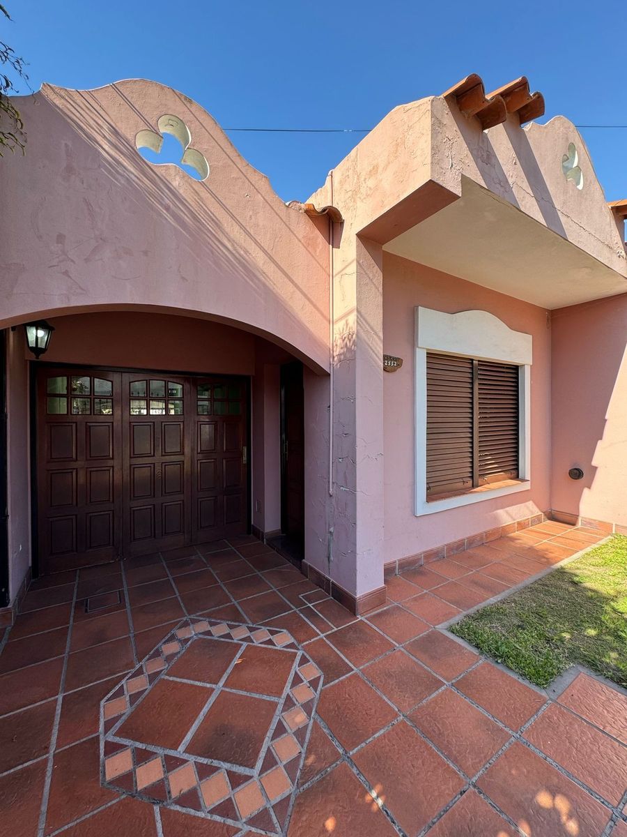 Casa americana 3 ambientes con jardín, garage cubierto, quincho yampliofondo con cuarto de herramientas. Excelente propiedad,ubicacióninmejorable a metros de Av. Arieta — foto 4