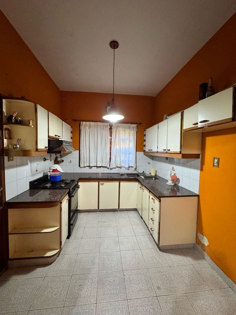 Casa americana 3 ambientes con jardín, garage cubierto, quincho yampliofondo con cuarto de herramientas. Excelente propiedad,ubicacióninmejorable a metros de Av. Arieta — foto 6