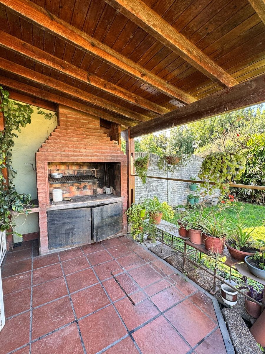 Casa americana 3 ambientes con jardín, garage cubierto, quincho yampliofondo con cuarto de herramientas. Excelente propiedad,ubicacióninmejorable a metros de Av. Arieta — foto 12