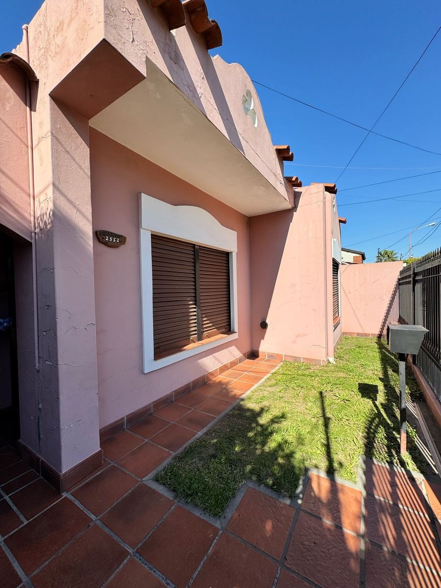 Casa americana 3 ambientes con jardín, garage cubierto, quincho yampliofondo con cuarto de herramientas. Excelente propiedad,ubicacióninmejorable a metros de Av. Arieta — foto 13