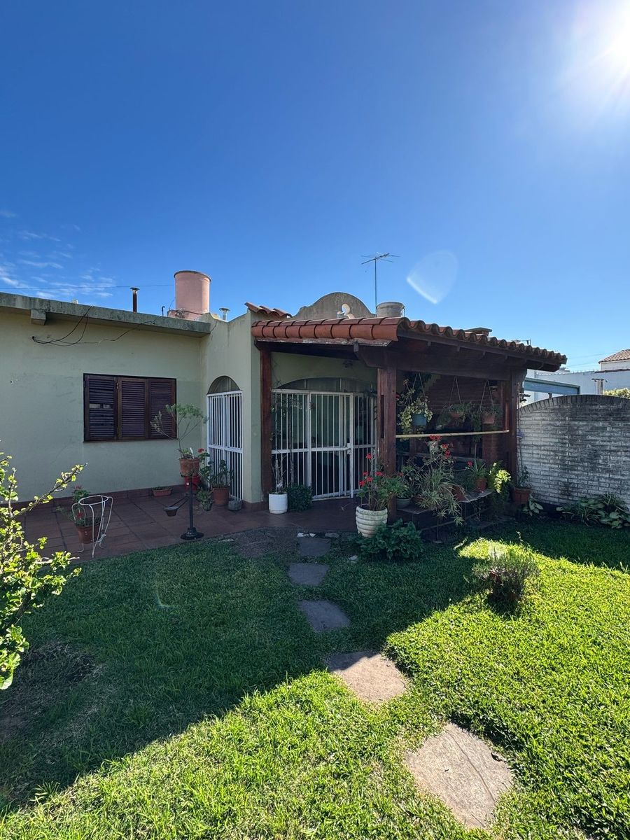 Casa americana 3 ambientes con jardín, garage cubierto, quincho yampliofondo con cuarto de herramientas. Excelente propiedad,ubicacióninmejorable a metros de Av. Arieta — foto 15