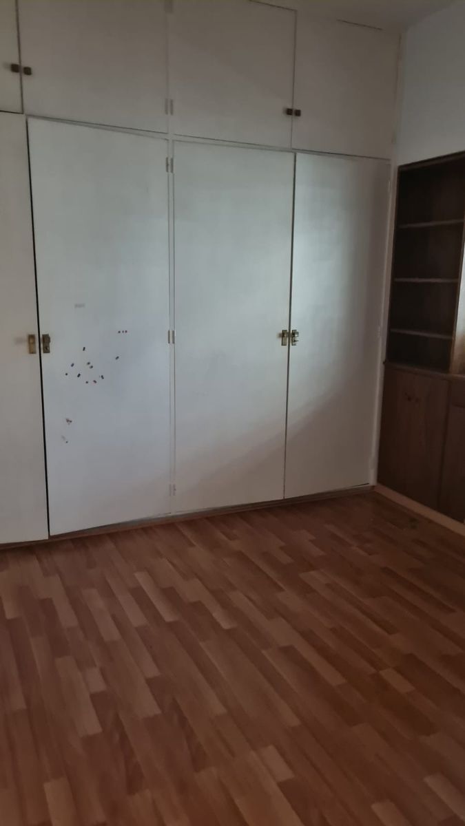 Departamento de 3 ambientes con lavadero cubierto y cochera.