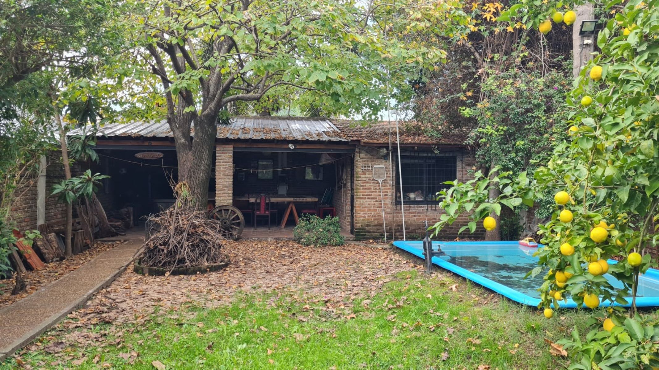 Casa americana 3 ambientes con garage, amplio fondo con pileta y quinchocon parrilla. — foto 2