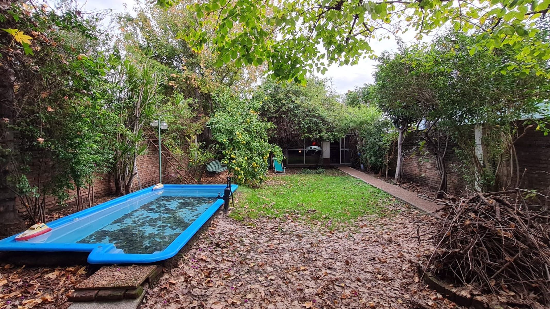 Casa americana 3 ambientes con garage, amplio fondo con pileta y quinchocon parrilla. — foto 8