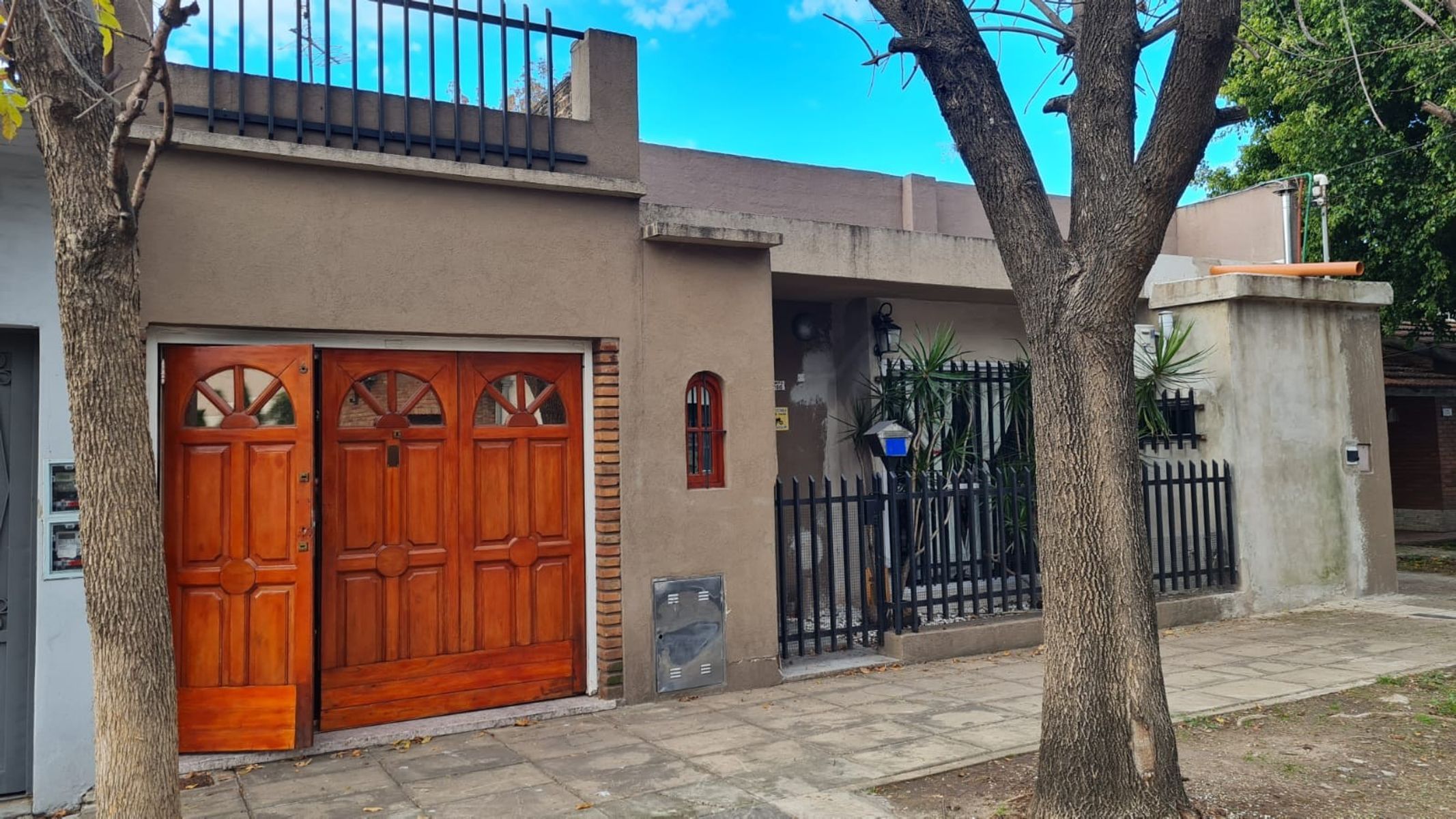 Casa americana 3 ambientes con garage, amplio fondo con pileta y quinchocon parrilla. — foto 10