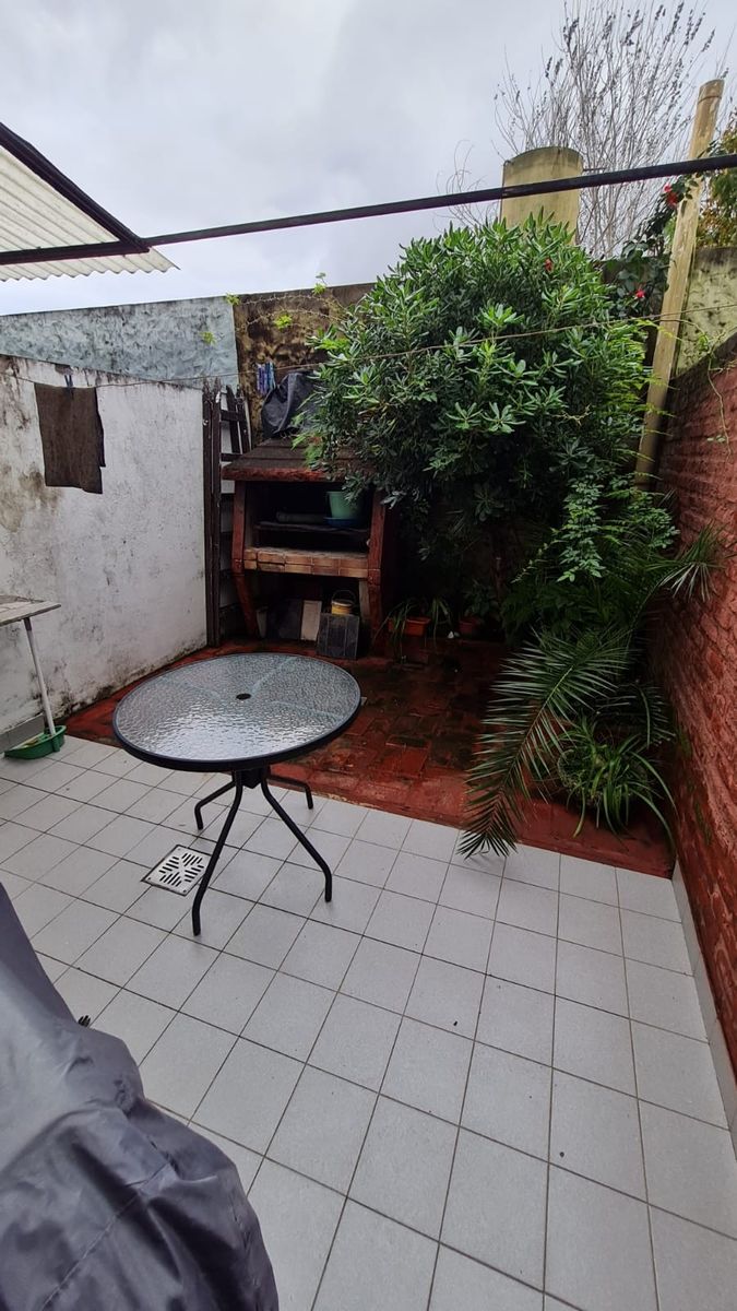 Dúplex 2 ambientes interno en dos plantas, con patio y parrilla.Excelente ubicación, a metros de Av. Arieta y America