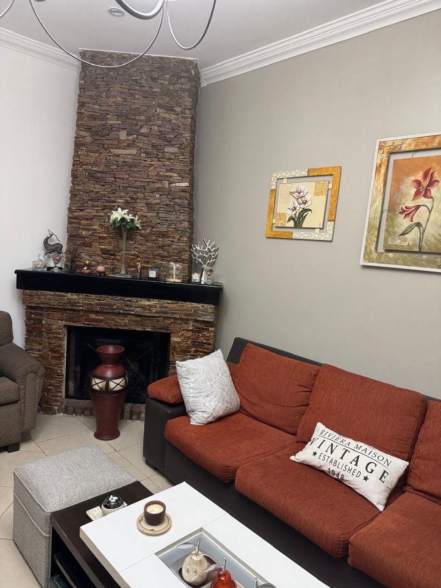 EXCELENTE CHALET 4 AMBIENTES CON GARAGE, FONDO LIBRE CON PISCINACLIMATIZADA, PARRILLA Y HORNO. — foto 4