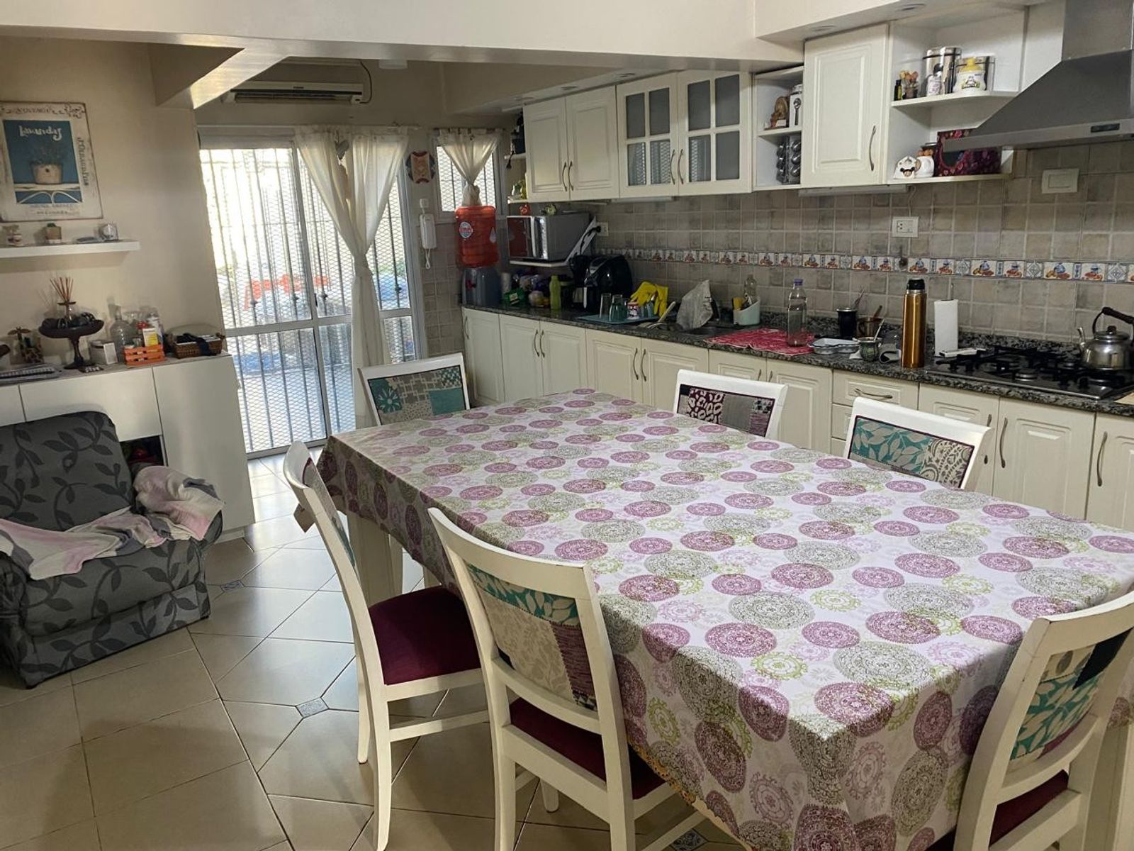 EXCELENTE CHALET 4 AMBIENTES CON GARAGE, FONDO LIBRE CON PISCINACLIMATIZADA, PARRILLA Y HORNO. — foto 14