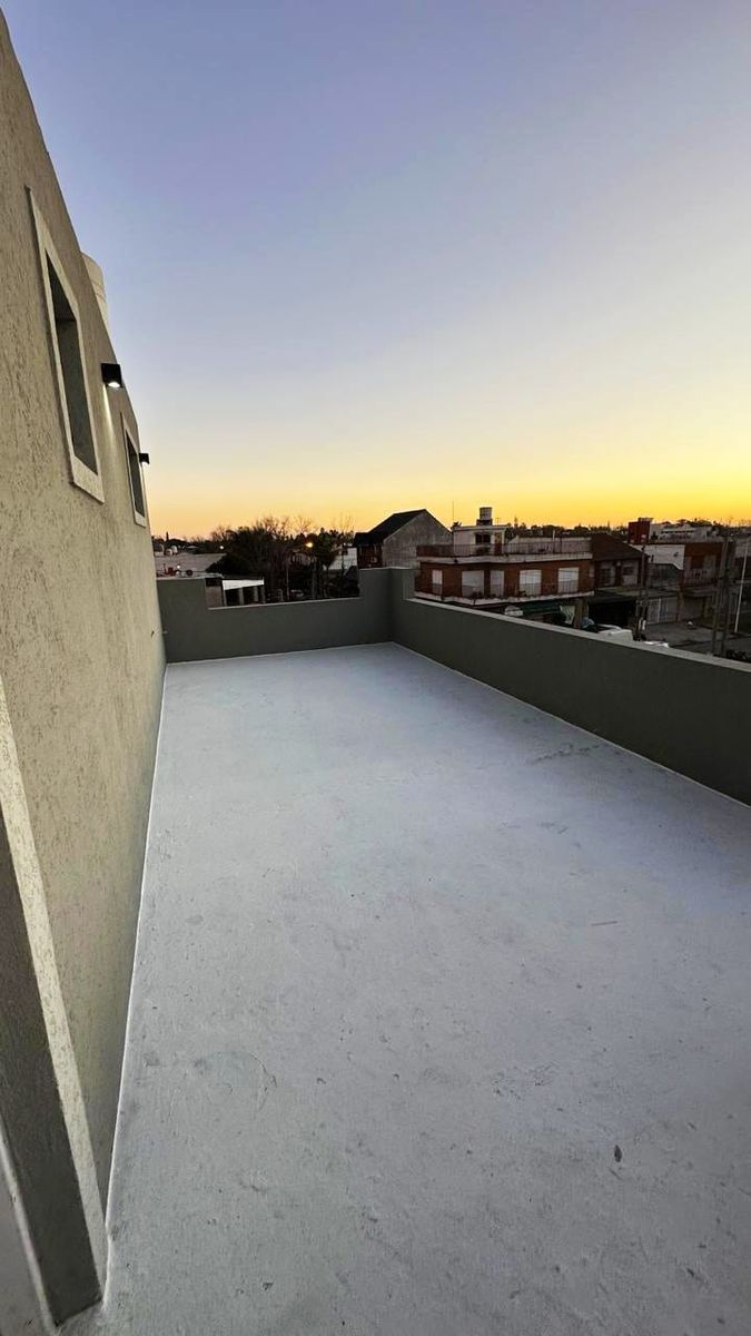 casa ph 4 ambientes con un local con 2 baños se vende todo en block