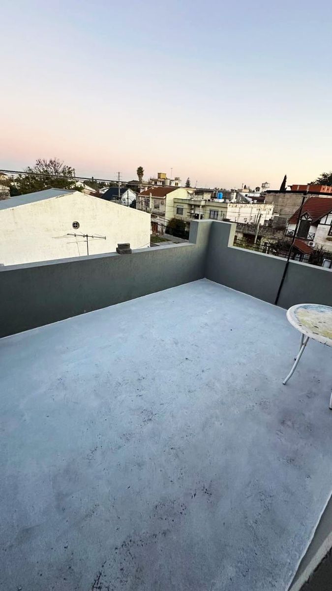 casa ph 4 ambientes con un local con 2 baños se vende todo en block — foto 4