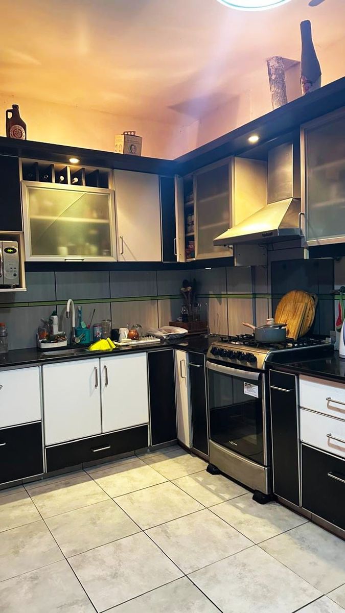 casa ph 4 ambientes con un local con 2 baños se vende todo en block — foto 6