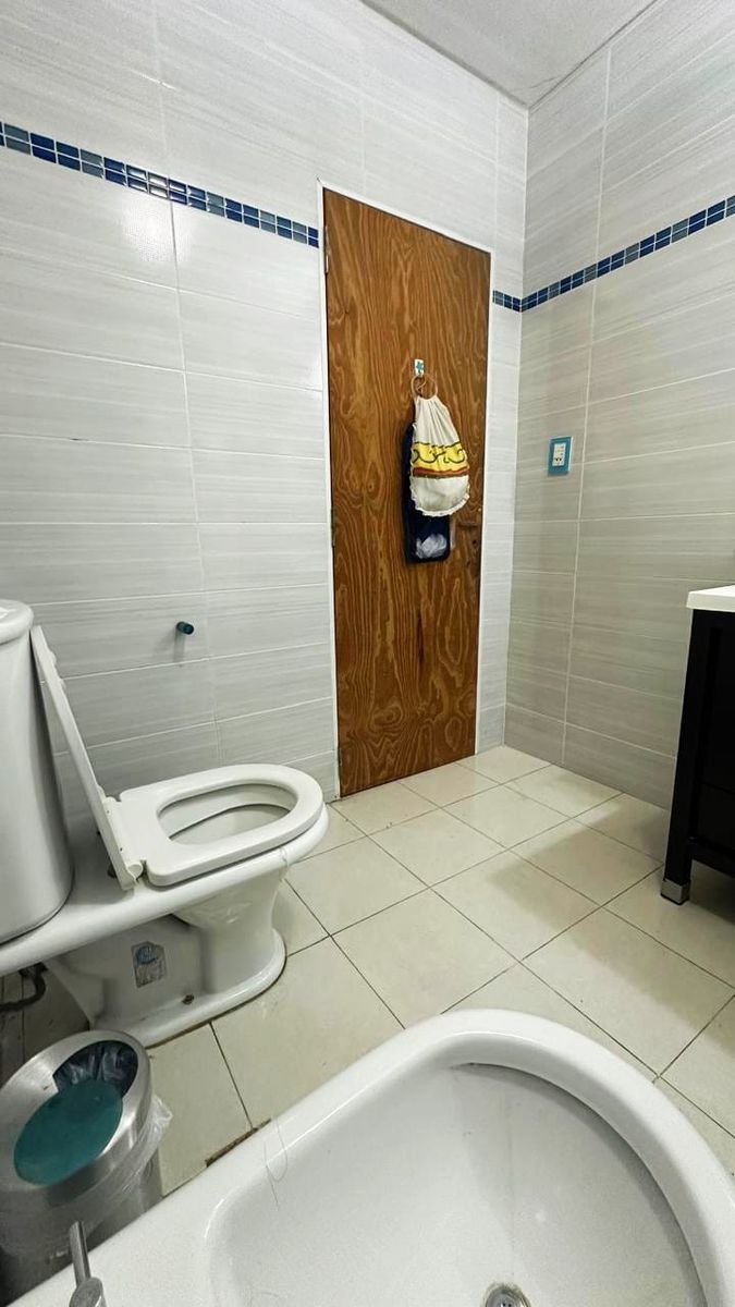 casa ph 4 ambientes con un local con 2 baños se vende todo en block — foto 7