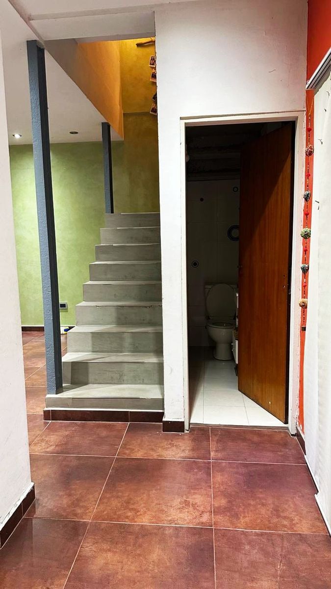 casa ph 4 ambientes con un local con 2 baños se vende todo en block — foto 8