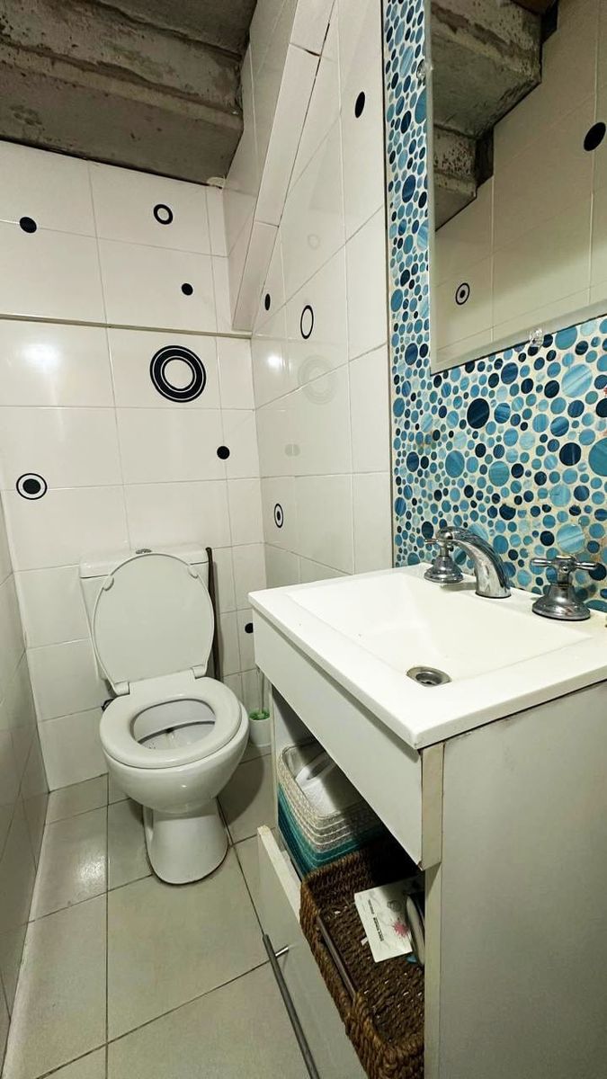 casa ph 4 ambientes con un local con 2 baños se vende todo en block — foto 12