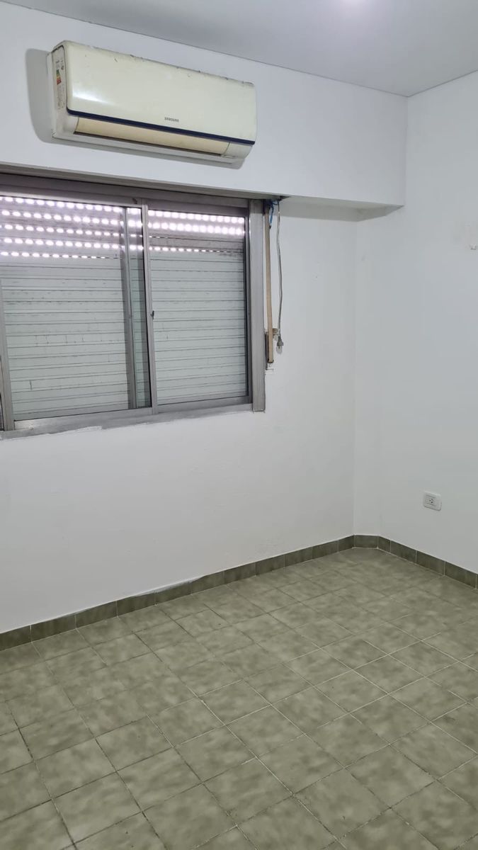 Departamento 2 ambientes en segundo piso al contrafrente, sobre Triunvirato a metros de Av. Arieta. Centro comercial de Villa Luzuriaga - 5