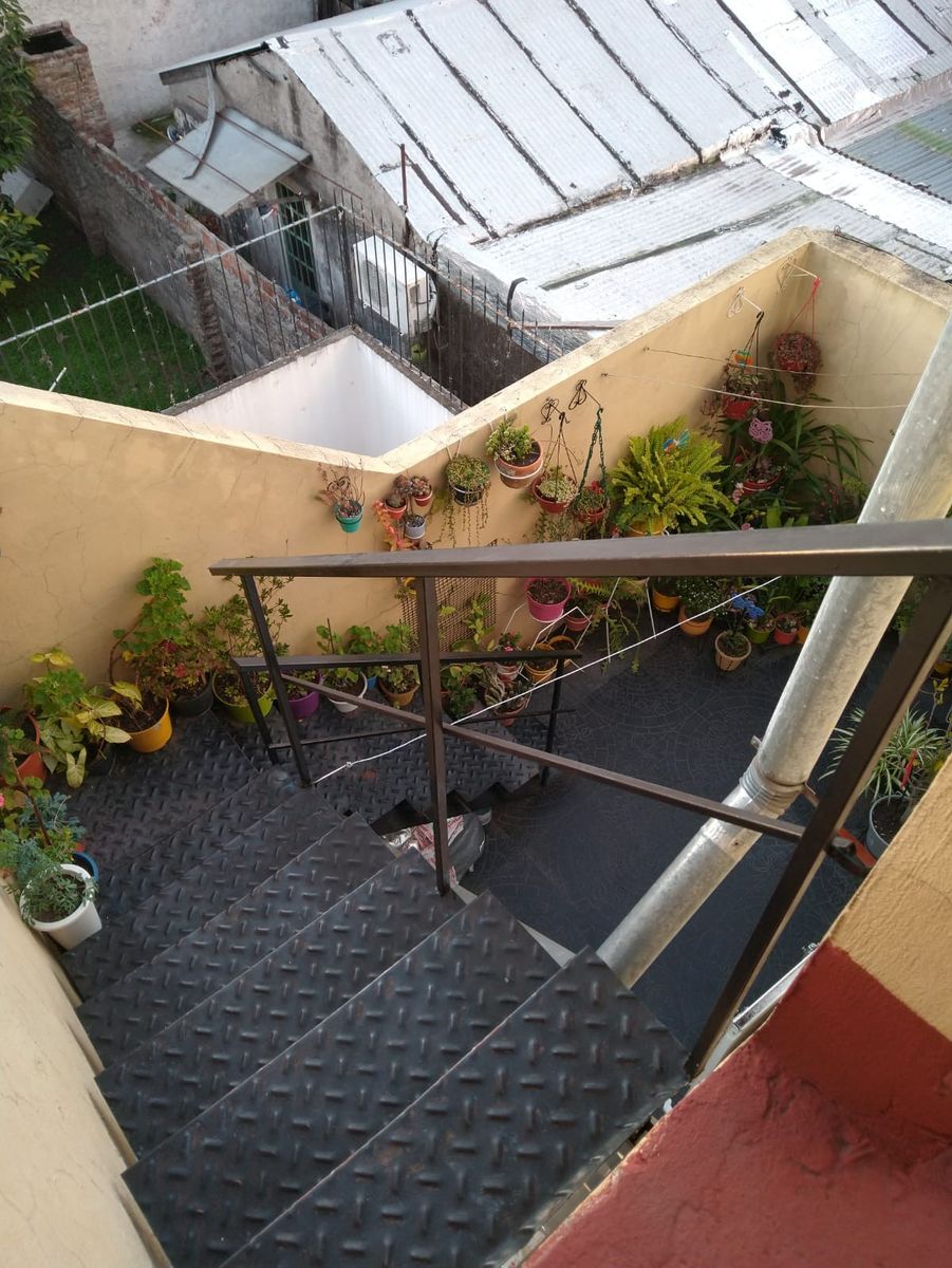 EXCELENTE DEPTO 2 AMBIENTES CON AMPLIA TERRAZA PROPIA / APTO CREDITO — foto 4