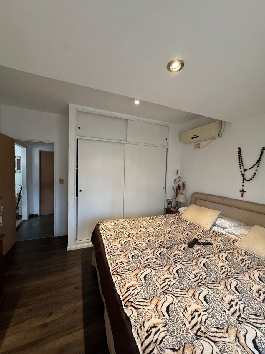 Amplio y luminoso departamento 4 ambientes en 1º piso, con patio/terraza con parrilla, inmejorable ubicación sobre Avenida Arieta. APTO CREDITO