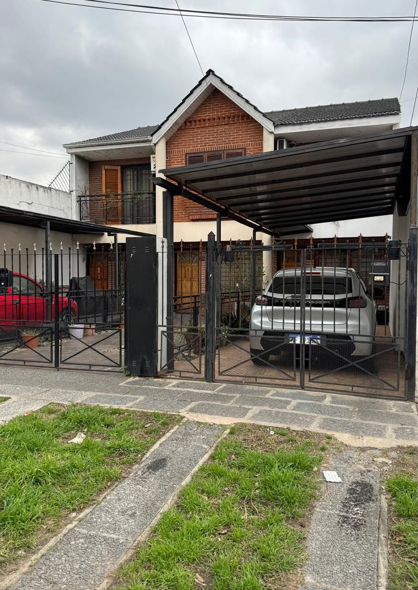 Dúplex 3 ambientes en dos plantas, con cochera cubierta para dos autos,patio con parrilla y balcón al frente. APTO CREDITO Ubicado en Haedo