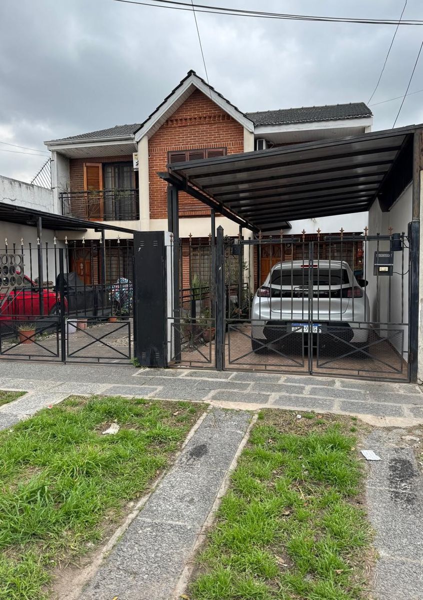 Dúplex 3 ambientes en dos plantas, con cochera cubierta para dos autos,patio con parrilla y balcón al frente. APTO CREDITO Ubicado en Haedo — foto 4